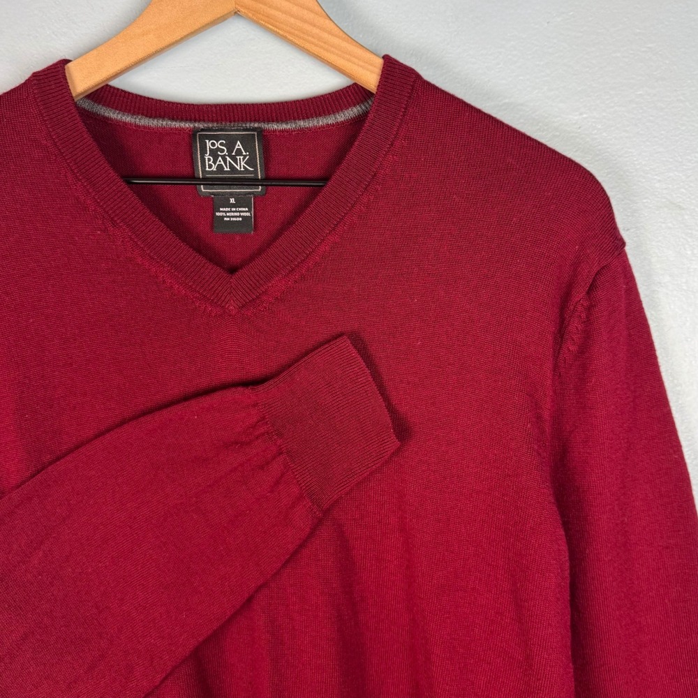 Jos A Bank Traveler Men's XL Red 100% Merino Wool V-Neck Pullover Sweater Jumper